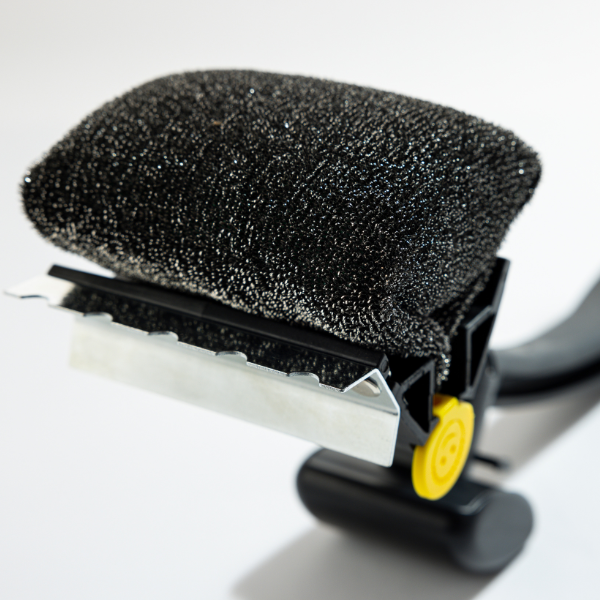 Scrub Daddy BBQ Daddy: High-tech, bristle-free scrubbing head with Flextexture foam & ArmorTec Steel mesh. Cleans grills safely.